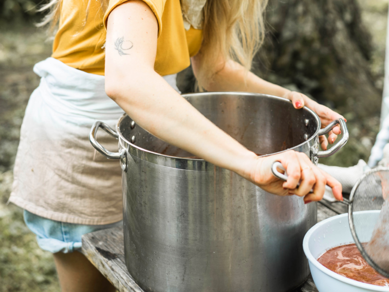 Personne qui récupère de la nourriture dans un pot