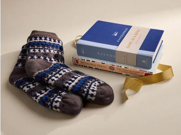 Cadeaux pour les personnes casanières, incluant des chaussettes de lecture et un jeu de backgammon.