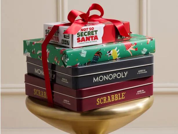 Cadeaux pour la famille, incluant des jeux de Monopoly et de Scrabble.