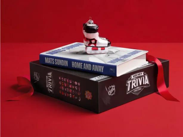 Cadeaux pour les fanas de sport, incluant le livre Home & Away de Mats Sundin et un ornement de patin de hockey.