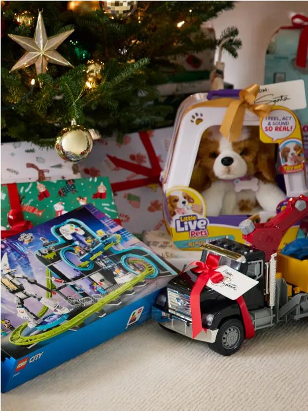 Des cadeaux populaires pour enfants sous le sapin de Noël, incluant des articles LEGO et Little Live Pets.