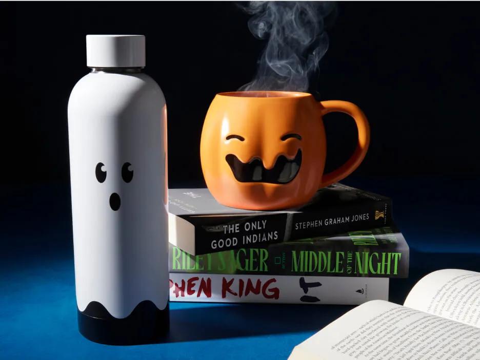 Oreillers et livres sur le thème d'Halloween.