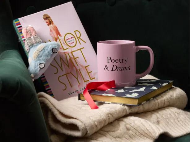 Cadeaux pour les icônes de la mode, incluant une tasse et le livre Taylor Swift Style.